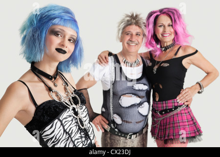 Gruppo Ritratto di giovane donna punk con coppia senior in piedi in background Foto Stock