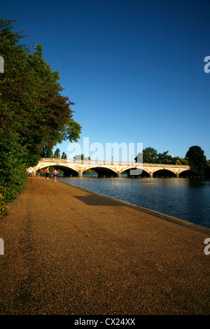 Serpentina ponte che attraversa la serpentina in Hyde Park, London, Regno Unito Foto Stock