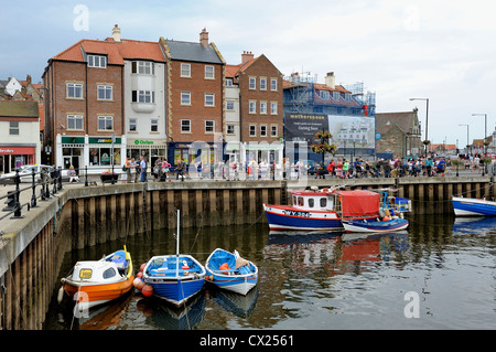 Vacanze a Whitby harbour pescato granchi oltre la parete nord yorkshire England Regno Unito Foto Stock