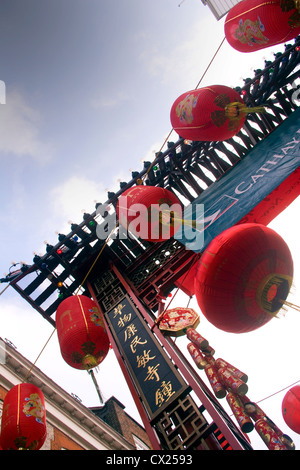 Lanterne rosse in Chinatown, Gerard Street, London, England, Regno Unito Foto Stock