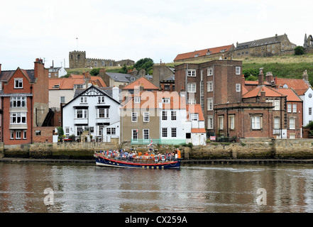 Scialuppa di salvataggio utilizzata per viaggi di porto a Whitby North Yorkshire England Regno Unito Foto Stock