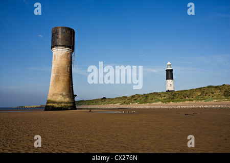 Foto ritratto mostra Spurn in condizioni di scarsa illuminazione e Spurn faro dal punto di vista della spiaggia, rivolta verso la terraferma. Foto Stock