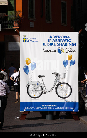 Turismo noleggio bici poster pubblicitario per essere trovato nella città di Verona , Italia Foto Stock