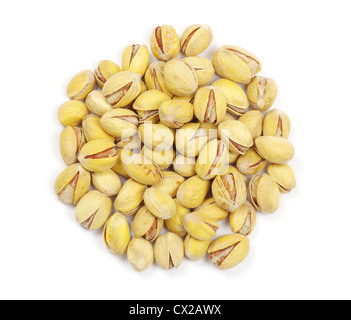 Pistacchi su sfondo bianco Foto Stock