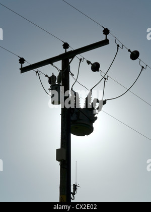 Sun dietro il palo elettrico e cavi, Lakeland fells, Cumbria, Inghilterra Foto Stock