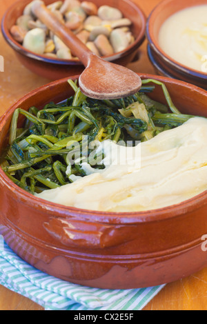 Le cicorie di Bruxelles e fave purea, tipiche da sud Italia Foto Stock