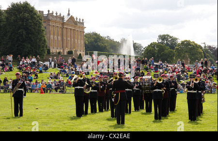 La folla si raccolgono al di fuori di Chatsworth House per Chatsworth Country Fair, il Parco Nazionale di Peak District, Derbyshire, Regno Unito Foto Stock