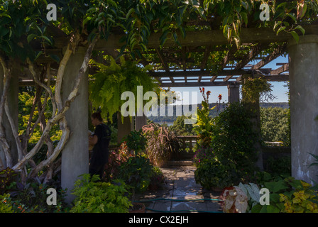 Bronx, New York, NY, STATI UNITI D'AMERICA, Fieldston Historic District, Wave Hill Giardino Pubblico,Trellis, in esclusivo quartiere privato Foto Stock