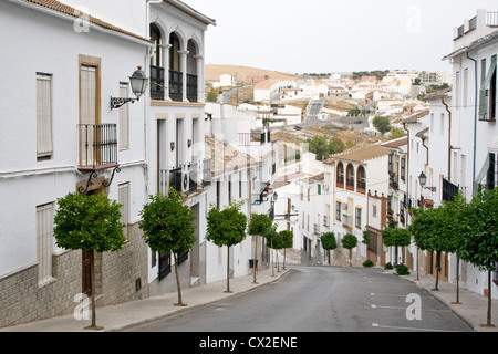 Strada ripida in Iznajar cittadina in provincia di Cordoba Spagna. Foto Stock