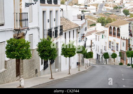 Strada ripida in Iznajar cittadina in provincia di Cordoba Spagna. Foto Stock