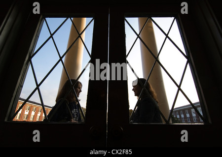 Due studentesse di parlare dell'ingresso di un edificio scolastico. Foto Stock