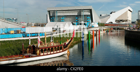 Pannorama che mostra il fiume Lea passando attraverso il Parco Olimpico, Stratford. Foto Stock