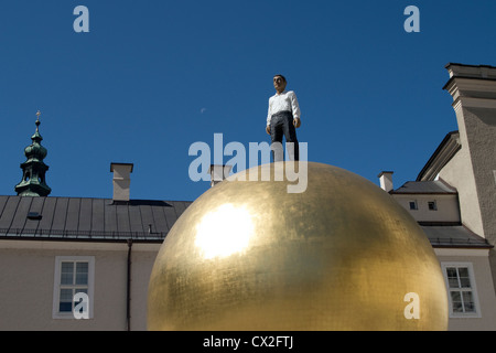 Sphaera arte scultura da Stephan Balkenhol nella parte anteriore del cielo blu e la luna, Salisburgo, Austria Foto Stock