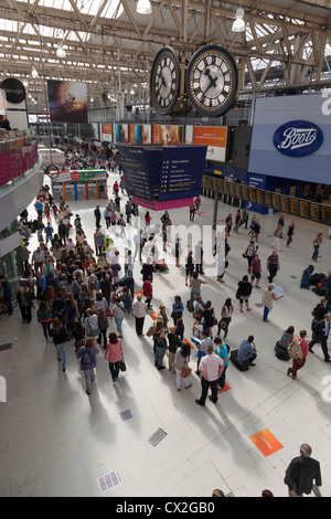 Sotto l'orologio a Waterloo atrio della stazione a Londra da un punto di vista di alta. Foto Stock