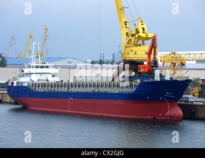 La nave da carico i costi in un ormeggio Foto Stock