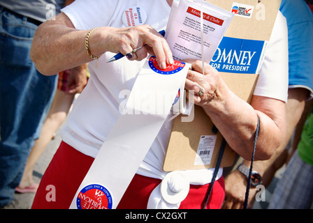 Il repubblicano donna promozione di Mitt Romney e registrazioni degli elettori al 4 di luglio in festa a Greensboro, Nord Carolina. Foto Stock