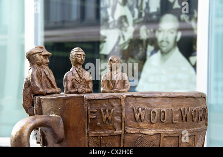 Il calice della statua della libertà del Woolworth pranzo contro il sit-in, Greensboro, NC, North Carolina. Foto Stock