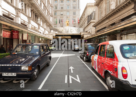 Taxi Parcheggiato fuori l'ingresso principale al Savoy Hotel in the Strand a Londra. Foto Stock