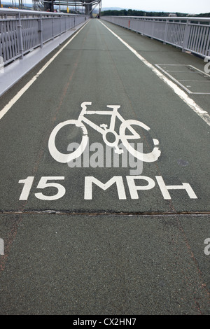 Pista ciclabile che mostra 15 mph massimo sul Forth Road Bridge in Fife, Scozia Foto Stock