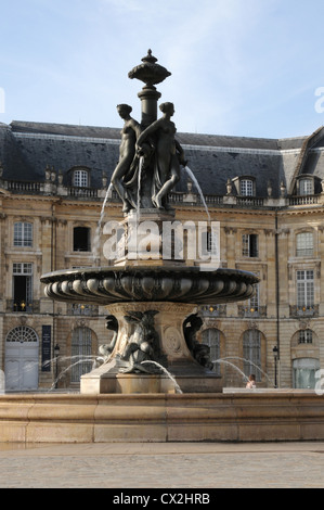 Fontana e edifici, Place de la Bourse, Bordeaux, Francia Foto Stock