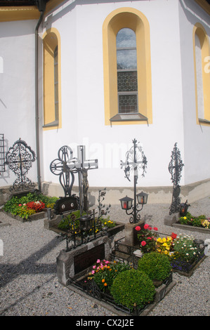 Austria, Tirolo del villaggio di Gerlos, il cimitero presso la chiesa Foto Stock