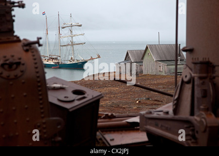 Nave a vela in visita a Camp Mansfield, vecchia cava di marmo a Blomstrandhalvoya / Blomstrandhalvøya, Svalbard, Spitsbergen, Norvegia Foto Stock