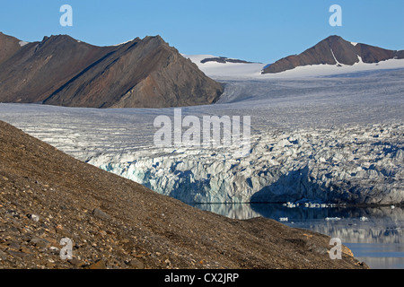 Arctic dei ghiacciai e montagne a Svalbard, Spitsbergen, Norvegia Foto Stock