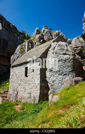 St Govans Chapel, St Govans Headland, Pembroke, Pembrokeshire, Galles, Regno Unito Foto Stock