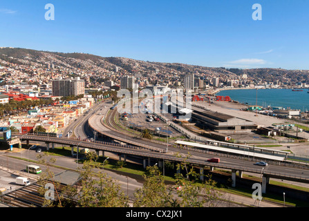 Vista di Valparaiso e le colline da ascensor Barone, autostrade a Vina del Mar nella parte anteriore Foto Stock