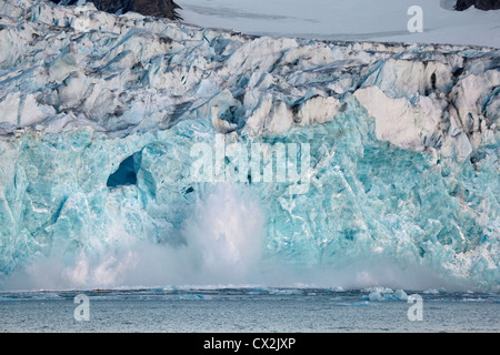 Grande pezzo di ghiaccio di rompere il ghiacciaio e tumbling con grande splash nel Magdalenefjord sulle Svalbard, Spitsbergen, Norvegia Foto Stock