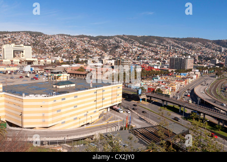 Vista di Valparaiso e le colline da ascensor Barone Foto Stock