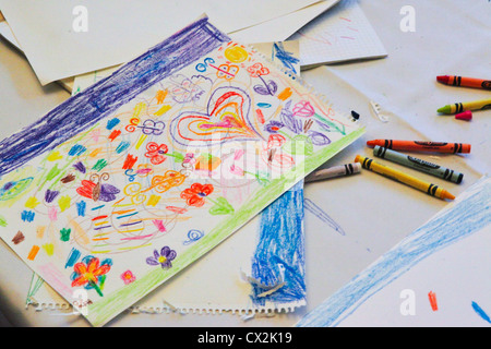 Bambino disegno pastelli Foto Stock