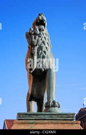 Una vista di un leone araldico passant fuori il Municipio a Norwich, Norfolk, Inghilterra, Regno Unito. Foto Stock