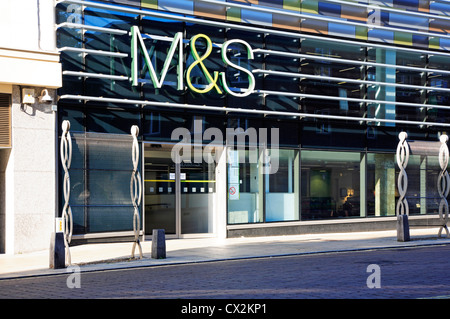 Una vista di una sezione di marchi e Spence negozio nel centro della città a Norwich, Norfolk, Inghilterra, Regno Unito. Foto Stock