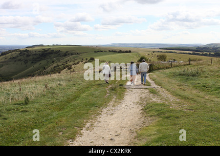 Walkers su un sentiero di gesso a Ditchling Beacon, East Sussex Foto Stock