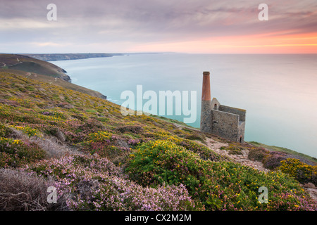 Tramonto dietro il motore Towanroath House, parte di Wheal Coates Miniera di stagno sul Cornish Coast vicino a St Agnes, Cornwall, Inghilterra. Foto Stock