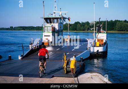 Traghetto sul fiume ther Rhein Neuburgweiher Baden-Wuerttemberg Germania Foto Stock