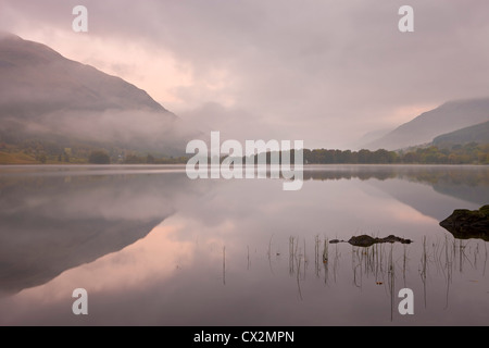 Foschia sopra Loch Voil all'alba, il Trossachs, Scozia. In autunno (ottobre 2010). Foto Stock