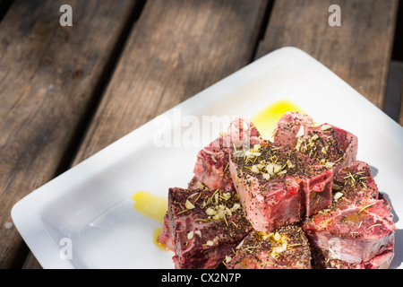 Close up di agnello lombatine marinato con pepe, rosmarino e aglio, preparato per barbecue grill, Texas, Stati Uniti d'America Foto Stock