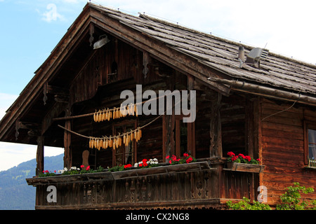 Vecchia casa in legno in Ladis, Tirolo, Austria Foto Stock