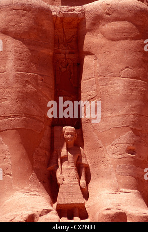 Mut-Tuy, madre di Ramses II, accoccolato tra le gambe di gigante di Ramses II ad Abu Simbel Egitto Foto Stock