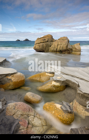 Liscia massi di granito sulla spiaggia sabbiosa a Porth Nanven, Cornwall, Inghilterra. In autunno (ottobre 2010). Foto Stock