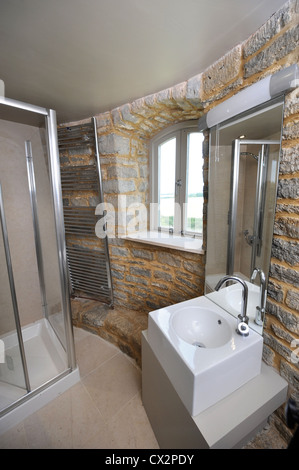 Un bagno nella torre rotonda, una proprietà di sviluppo vicino a Cirencester incorporante moderno spazio di vita e di un esistente follia s Foto Stock