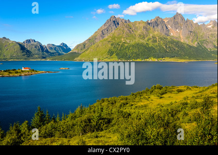 Norvegia, Lofoten. Kapell Sildpollnes (cappella) si trova a Austnesfjorden a nord di Svolvaer. Foto Stock