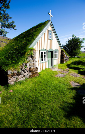 Turf chiesa coperta in Hof, a sud di Islanda Foto Stock