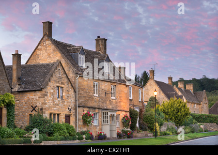 Piuttosto case nel pittoresco Cotswolds village di Broadway, Worcestershire, Inghilterra. In autunno (settembre 2012). Foto Stock