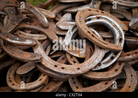 Pile di cavallo-scarpe dalla famiglia Cavalli di cavalleria, pronti per la vendita come buona fortuna charms Foto Stock