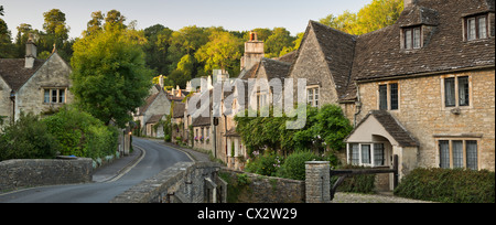 Pittoreschi cottage nel bellissimo villaggio di Cotswolds di Castle Combe, Wiltshire, Inghilterra. In autunno (settembre 2012). Foto Stock