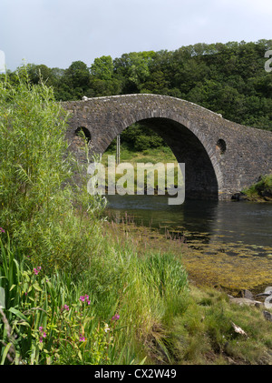 Dh Clachan Seil SEIL ISOLA ARGYLL singola gobba arcuato supportato un ponte sull'Atlantico Clachan Sound Foto Stock