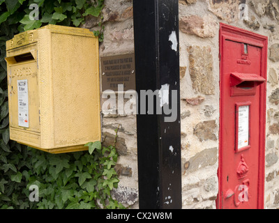 Gemellaggio di città concetto illustrato da francesi e britannici in postboxes Braunton Devon, gemellato con Plouescat in Francia. Foto Stock